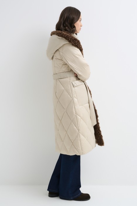 пуховое пальто с капюшоном по цене 16140 руб вид справа