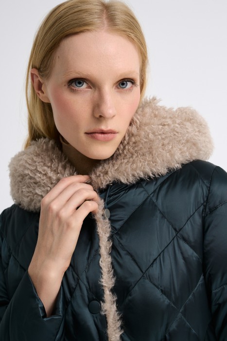 пуховое пальто с капюшоном из россии вид сбоку