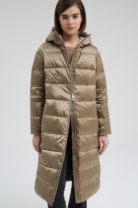 пуховое пальто с капюшоном от бренда снежная королева вид слева