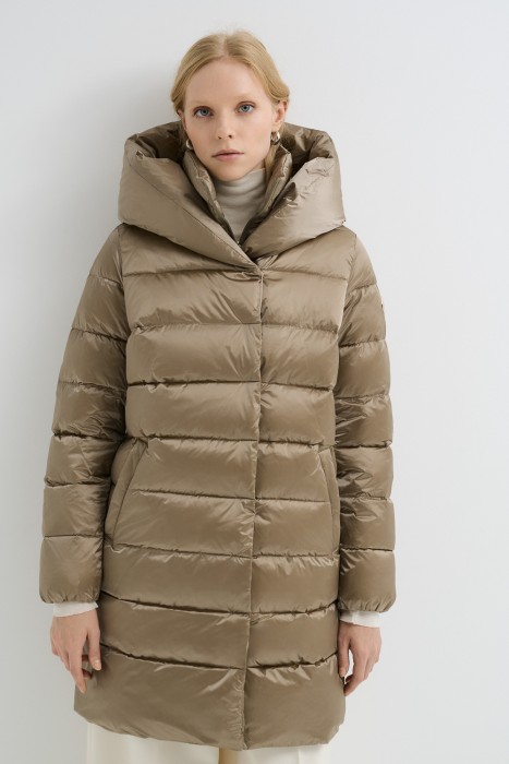 пуховое пальто с капюшоном от бренда снежная королева вид слева