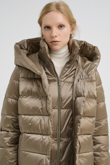 пуховое пальто с капюшоном из россии вид сбоку