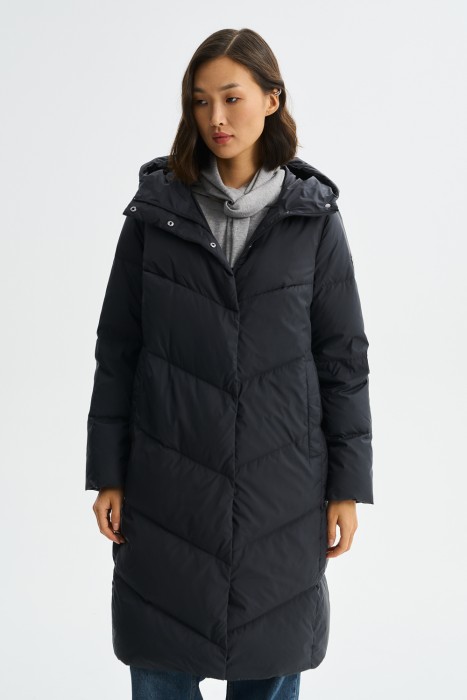 пуховое пальто с капюшоном от бренда снежная королева вид слева