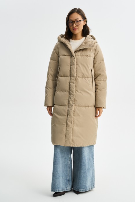 пуховое пальто с капюшоном от бренда снежная королева вид слева