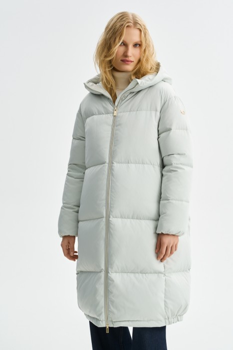 пуховое пальто с капюшоном от бренда снежная королева вид слева