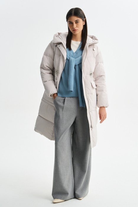 пуховое пальто с капюшоном от бренда снежная королева вид слева