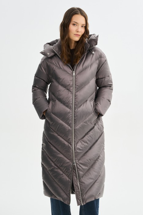 пуховое пальто с капюшоном от бренда снежная королева вид слева