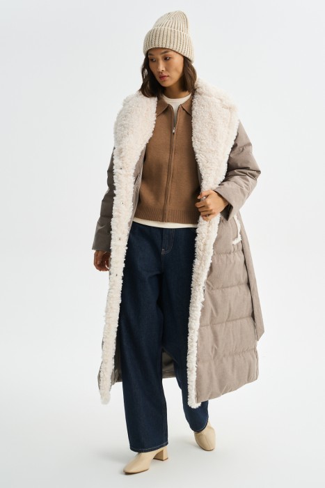 пуховое пальто с меховой отделкой от бренда снежная королева вид слева