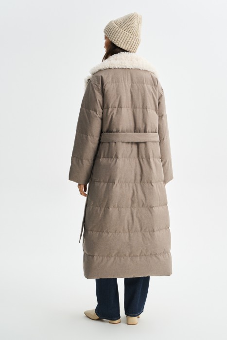 пуховое пальто с меховой отделкой по цене 7980 руб вид справа