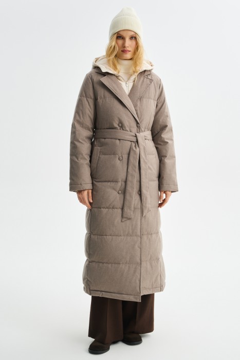 пуховое пальто с поясом от бренда снежная королева вид слева