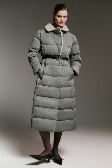 пуховое пальто с поясом 781244003 фотография