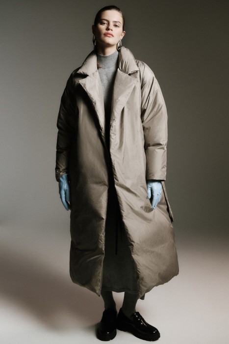 пуховое пальто с поясом 781079003 фотография