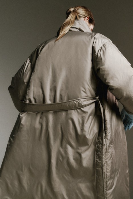 пуховое пальто с поясом от бренда снежная королева вид слева