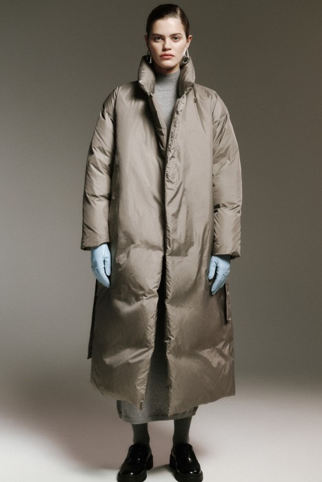 пуховое пальто с поясом из россии вид сбоку