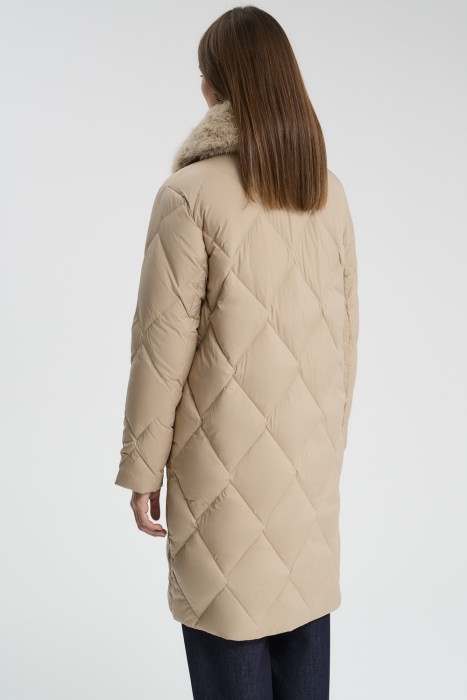 пуховое пальто по цене 12560 руб вид справа