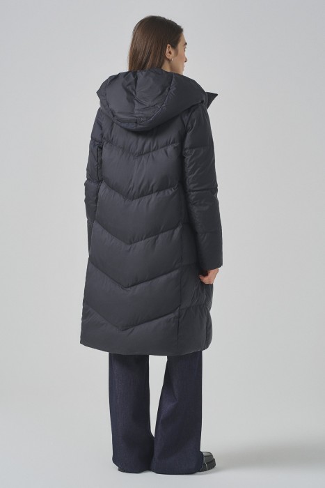 пуховое пальто по цене 10350 руб вид справа