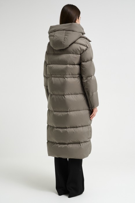 пуховое пальто по цене 11410 руб вид справа