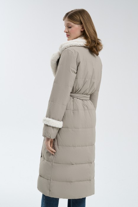 пуховое пальто по цене 5810 руб вид справа