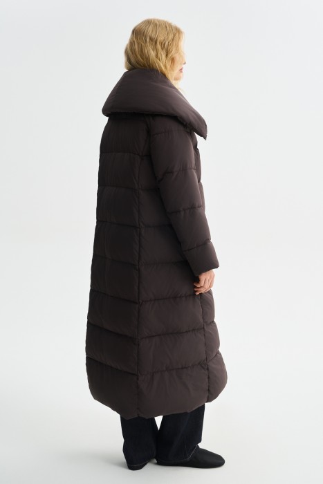 пуховое пальто по цене 13450 руб вид справа