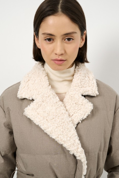 пуховое пальто по цене 11820 руб вид справа