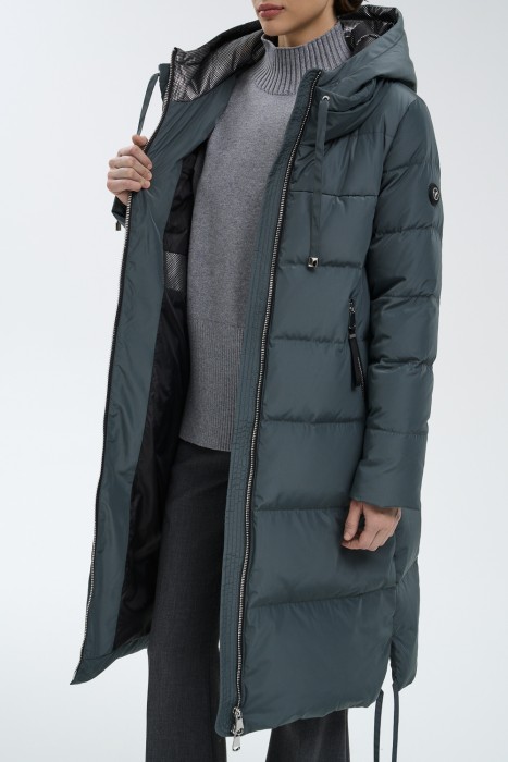 пуховое пальто по цене 32630 руб вид справа