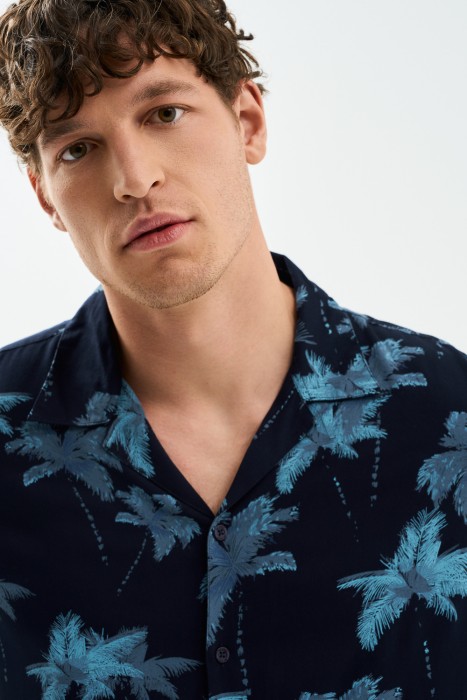 рубашка с принтом от бренда снежная королева вид слева