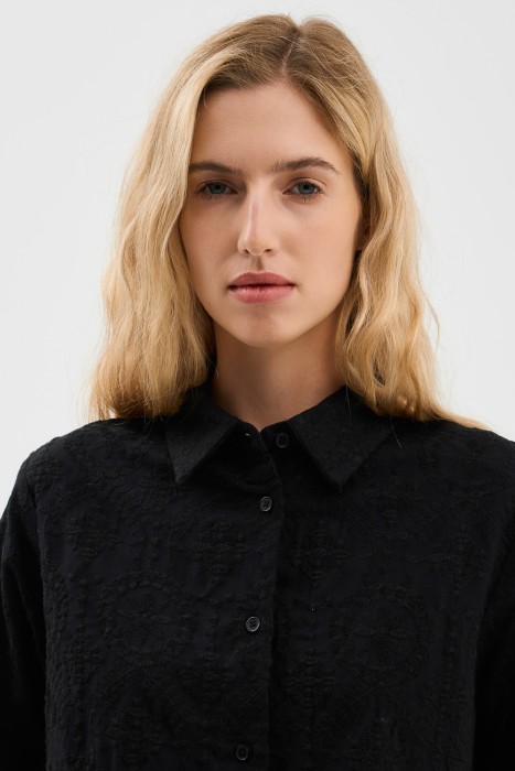 рубашка с вышивкой от бренда снежная королева вид слева