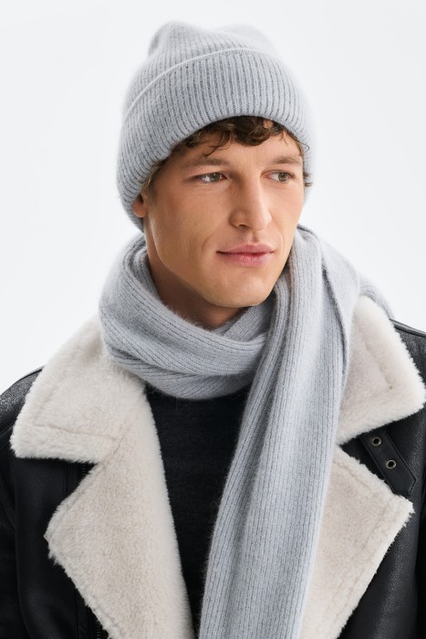 шапка от бренда снежная королева вид слева