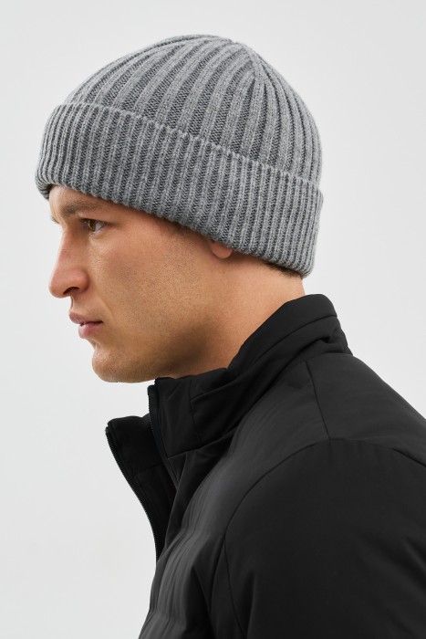 шапка от бренда снежная королева вид слева