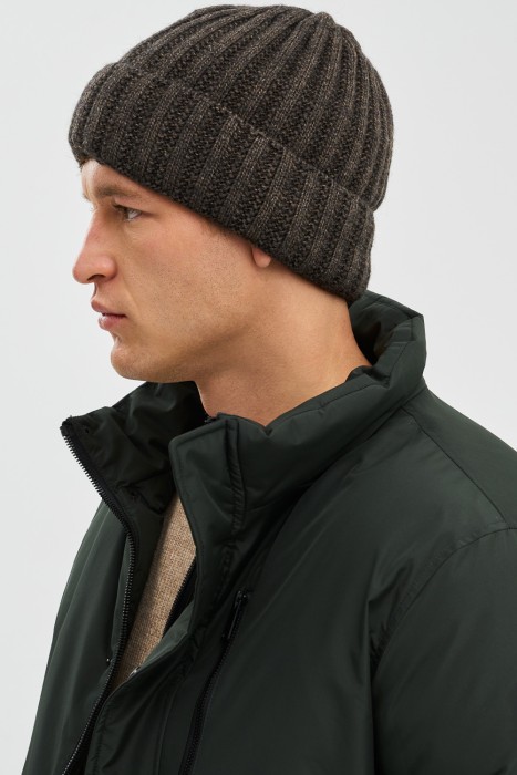 шапка от бренда снежная королева вид слева