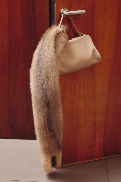 шарф из искусственного меха от бренда снежная королева вид слева