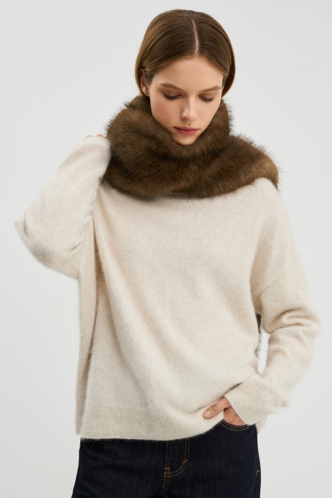 шарф из искусственного меха от бренда снежная королева вид слева