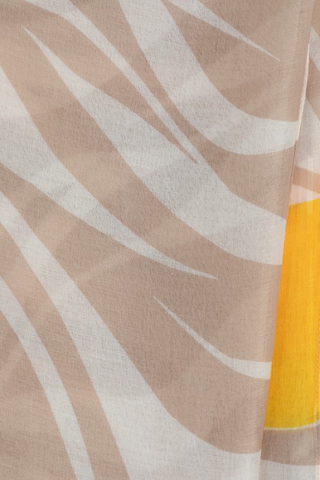 шарф с принтом от бренда снежная королева вид слева