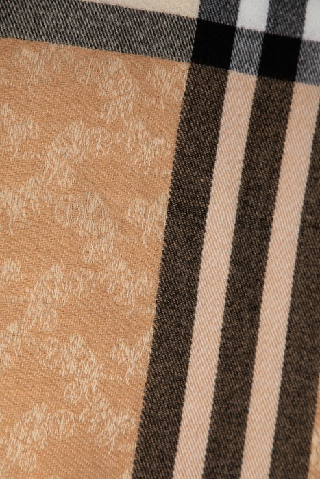 шарф от бренда снежная королева вид слева