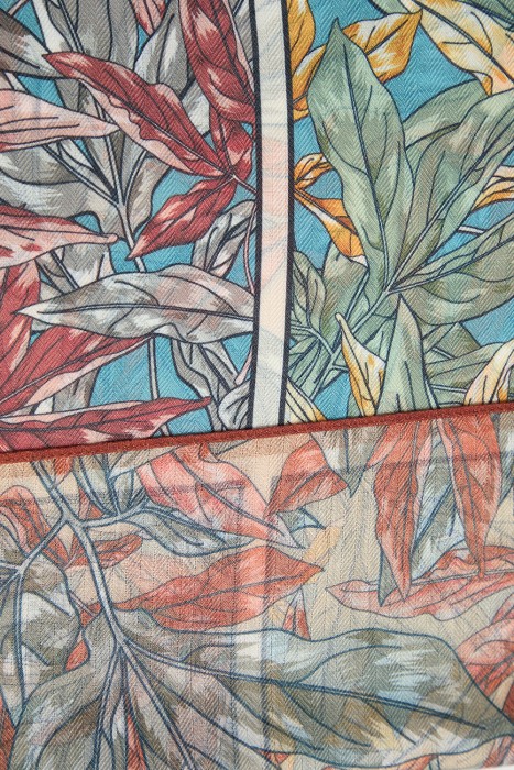 шейный платок от бренда снежная королева вид слева