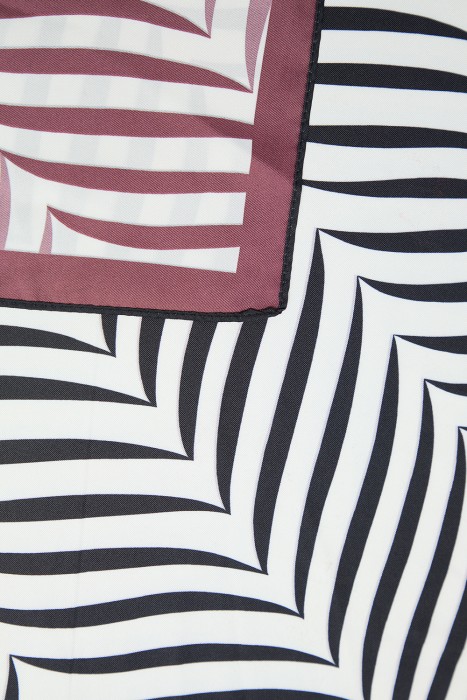 шейный платок от бренда снежная королева вид слева