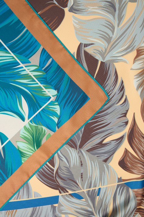 шейный платок от бренда снежная королева вид слева