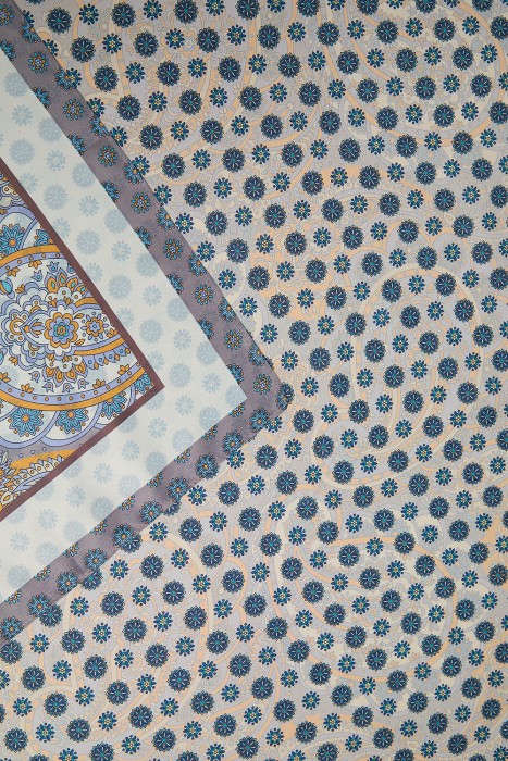 шейный платок от бренда снежная королева вид слева