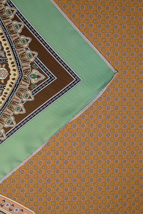 шейный платок от бренда снежная королева вид слева