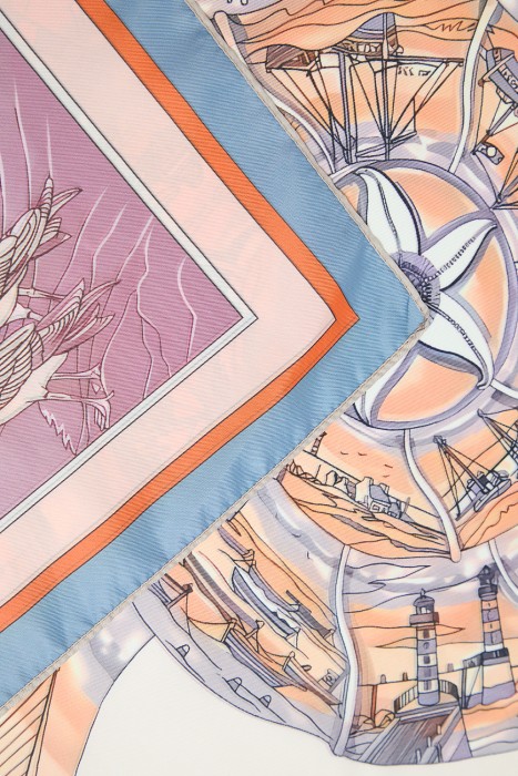 шейный платок от бренда снежная королева вид слева