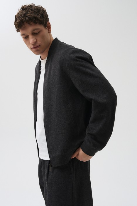 шерстяной бомбер из россии вид сбоку