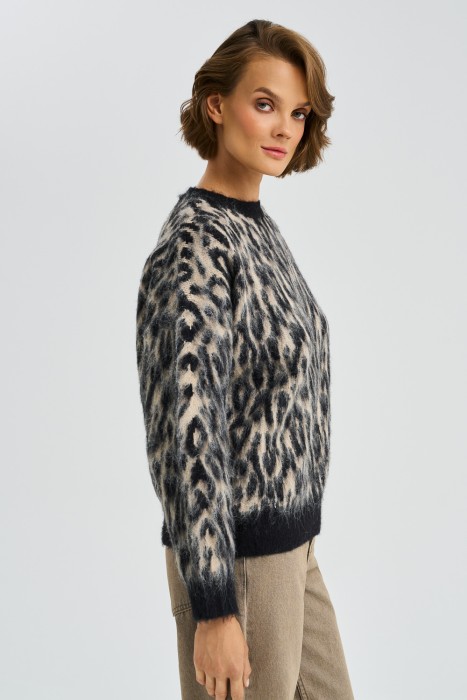 шерстяной джемпер анималистичной расцветки от бренда снежная королева вид слева