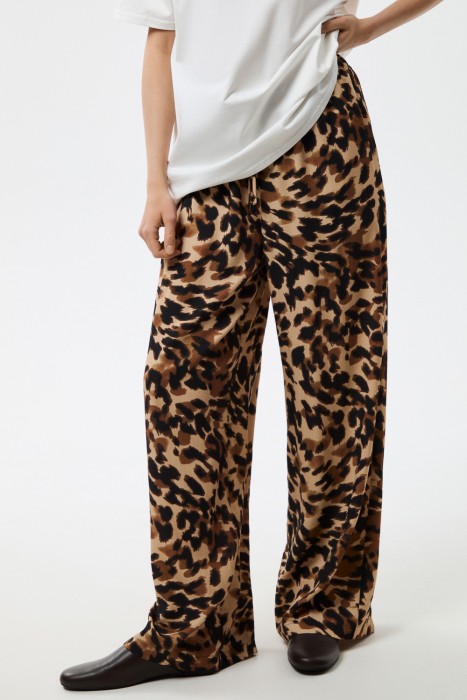 широкие брюки с принтом от бренда снежная королева вид слева