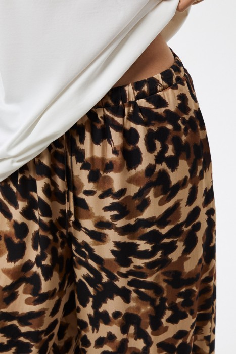 широкие брюки с принтом из россии вид сбоку