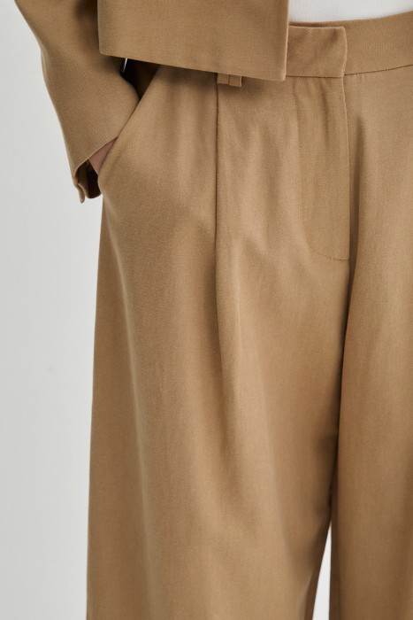 широкие брюки с защипами из россии вид сбоку