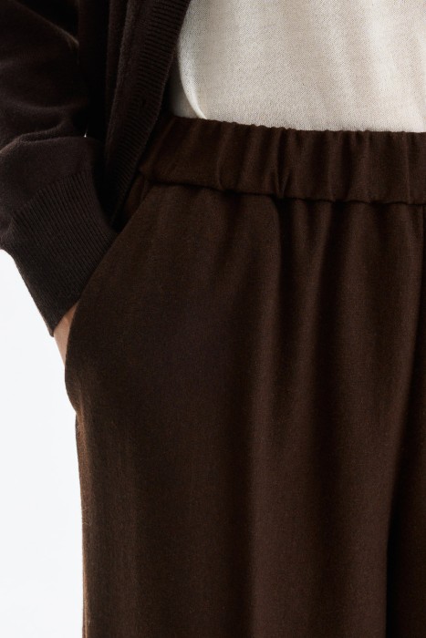 широкие брюки по цене 2190 руб вид справа