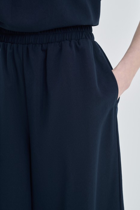 широкие брюки из россии вид сбоку