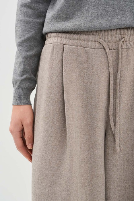 широкие брюки по цене 1620 руб вид справа