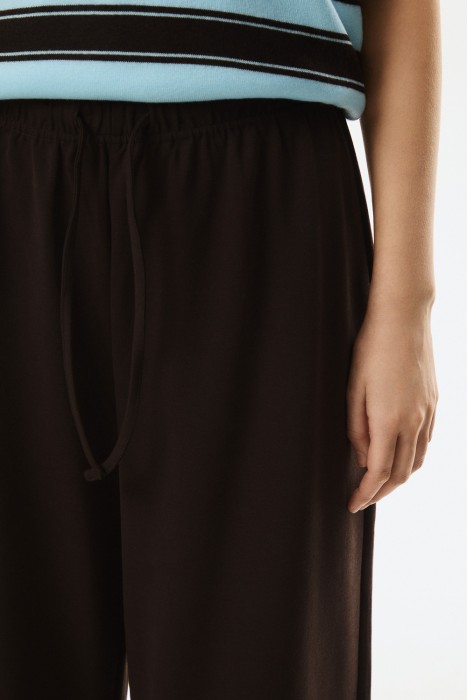 широкие брюки из россии вид сбоку