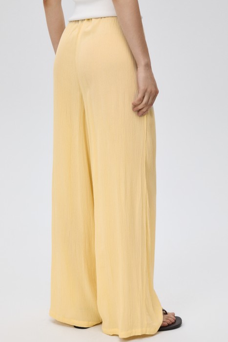 широкие брюки по цене 2680 руб вид справа