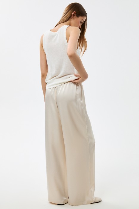 широкие брюки по цене 3680 руб вид справа